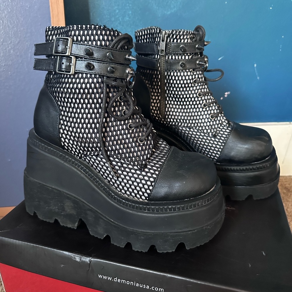 Demonia platform boots